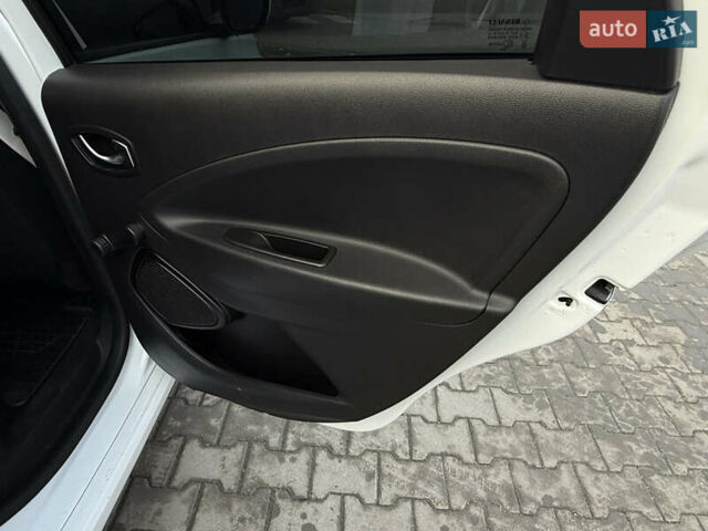 Белый Рено Зое, объемом двигателя 0 л и пробегом 68 тыс. км за 11400 $, фото 14 на Automoto.ua