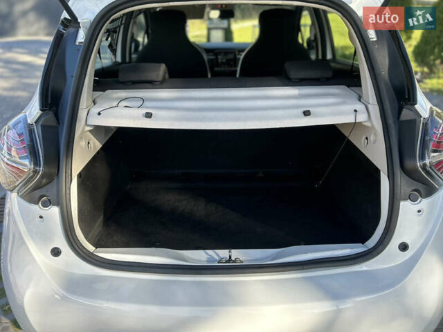 Белый Рено Зое, объемом двигателя 0 л и пробегом 86 тыс. км за 11800 $, фото 22 на Automoto.ua