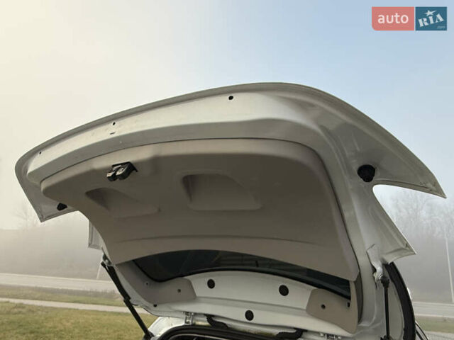 Белый Рено Зое, объемом двигателя 0 л и пробегом 68 тыс. км за 11400 $, фото 12 на Automoto.ua