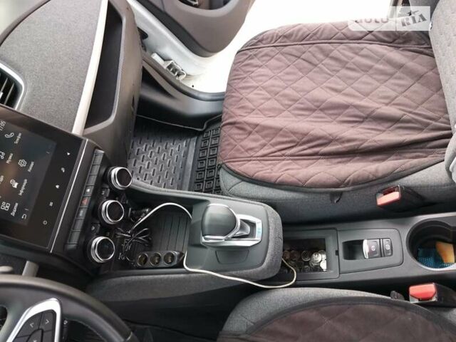 Белый Рено Зое, объемом двигателя 0 л и пробегом 58 тыс. км за 12300 $, фото 22 на Automoto.ua
