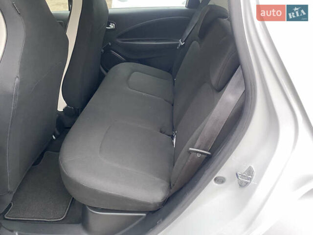 Белый Рено Зое, объемом двигателя 0 л и пробегом 88 тыс. км за 11700 $, фото 7 на Automoto.ua