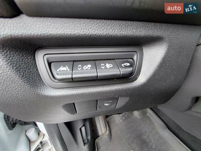 Белый Рено Зое, объемом двигателя 0 л и пробегом 73 тыс. км за 11100 $, фото 13 на Automoto.ua