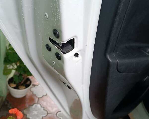 Белый Рено Зое, объемом двигателя 0 л и пробегом 130 тыс. км за 10350 $, фото 15 на Automoto.ua