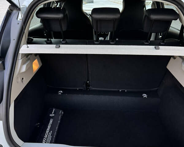 Белый Рено Зое, объемом двигателя 0 л и пробегом 33 тыс. км за 13800 $, фото 18 на Automoto.ua