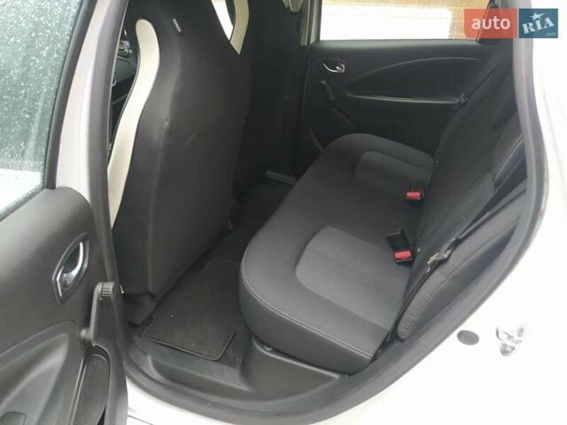 Белый Рено Зое, объемом двигателя 0 л и пробегом 95 тыс. км за 12300 $, фото 3 на Automoto.ua