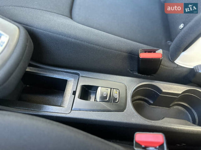 Белый Рено Зое, объемом двигателя 0 л и пробегом 86 тыс. км за 11800 $, фото 19 на Automoto.ua