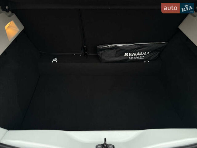 Белый Рено Зое, объемом двигателя 0 л и пробегом 52 тыс. км за 12999 $, фото 54 на Automoto.ua