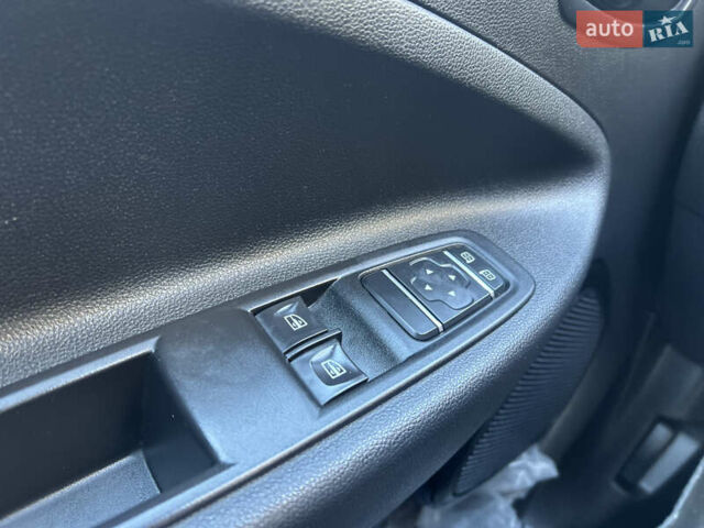 Белый Рено Зое, объемом двигателя 0 л и пробегом 86 тыс. км за 11800 $, фото 21 на Automoto.ua