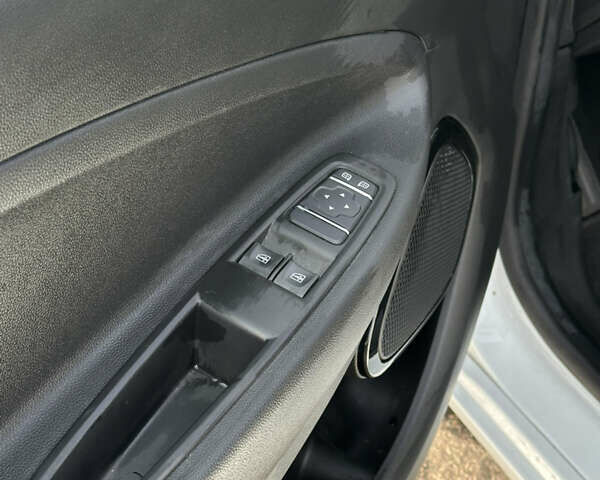 Белый Рено Зое, объемом двигателя 0 л и пробегом 21 тыс. км за 12100 $, фото 27 на Automoto.ua