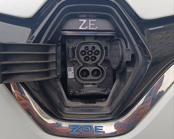 Белый Рено Зое, объемом двигателя 0 л и пробегом 82 тыс. км за 11600 $, фото 22 на Automoto.ua