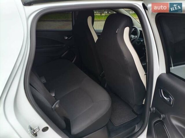 Белый Рено Зое, объемом двигателя 0 л и пробегом 92 тыс. км за 13600 $, фото 2 на Automoto.ua