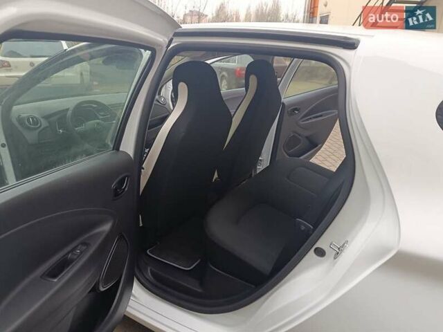 Белый Рено Зое, объемом двигателя 0 л и пробегом 82 тыс. км за 11600 $, фото 12 на Automoto.ua