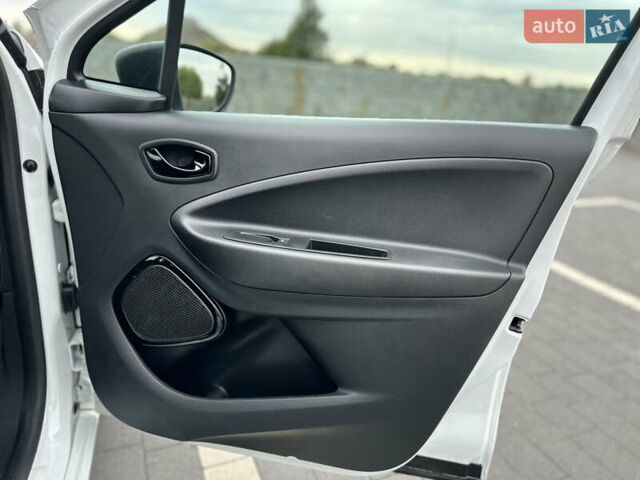 Рено Зое 2021 в Мукачеве на Automoto.ua Белый Рено Зое, объемом двигателя 0 л и пробегом 81 тыс. км за 11999 $, фото 44 на Automoto.ua