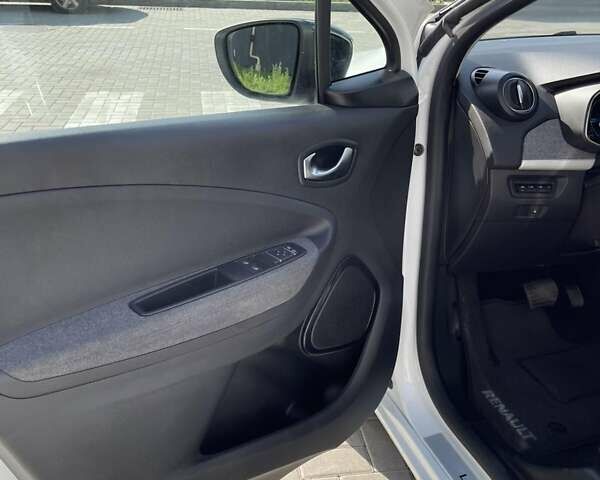 Белый Рено Зое, объемом двигателя 0 л и пробегом 31 тыс. км за 13800 $, фото 6 на Automoto.ua