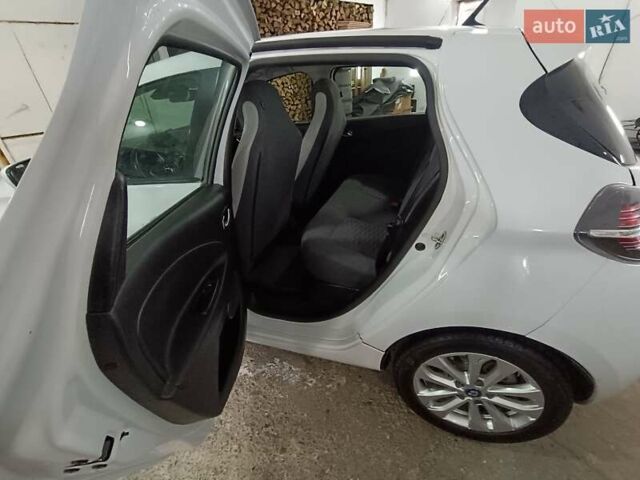 Белый Рено Зое, объемом двигателя 0 л и пробегом 102 тыс. км за 10999 $, фото 17 на Automoto.ua
