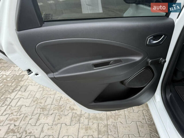 Белый Рено Зое, объемом двигателя 0 л и пробегом 49 тыс. км за 12900 $, фото 16 на Automoto.ua