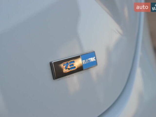 Белый Рено Зое, объемом двигателя 0 л и пробегом 50 тыс. км за 13999 $, фото 46 на Automoto.ua