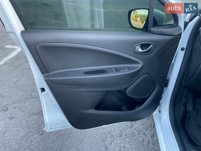 Белый Рено Зое, объемом двигателя 0 л и пробегом 125 тыс. км за 11500 $, фото 18 на Automoto.ua