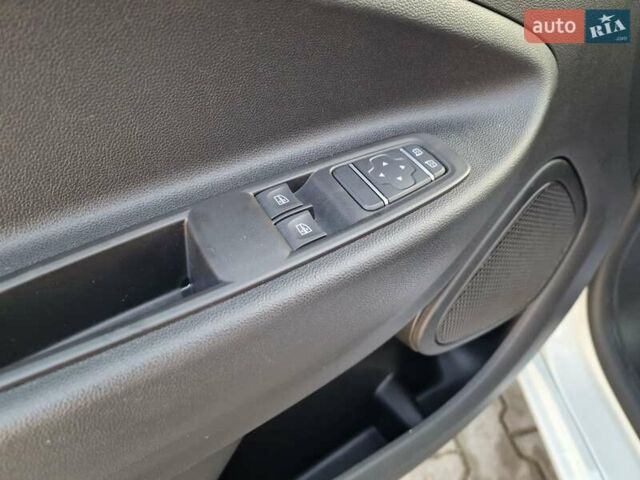 Білий Рено Зое, об'ємом двигуна 0 л та пробігом 30 тис. км за 12900 $, фото 23 на Automoto.ua