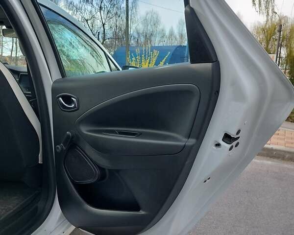 Белый Рено Зое, объемом двигателя 0 л и пробегом 59 тыс. км за 11199 $, фото 18 на Automoto.ua