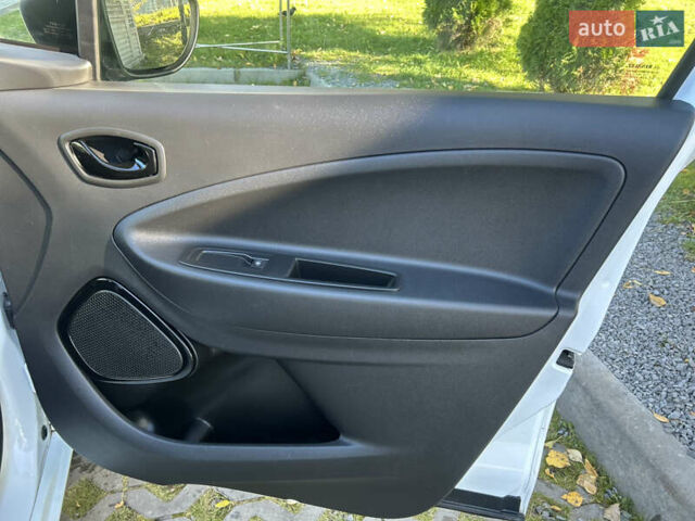 Белый Рено Зое, объемом двигателя 0 л и пробегом 86 тыс. км за 11800 $, фото 8 на Automoto.ua