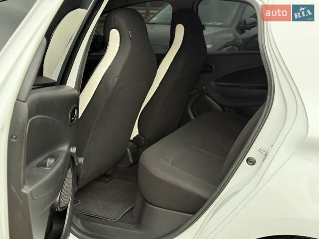 Белый Рено Зое, объемом двигателя 0 л и пробегом 85 тыс. км за 10999 $, фото 22 на Automoto.ua