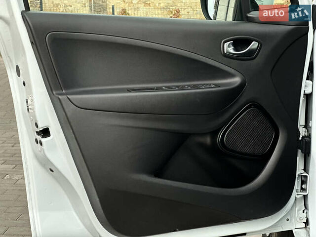 Белый Рено Зое, объемом двигателя 0 л и пробегом 106 тыс. км за 11300 $, фото 27 на Automoto.ua