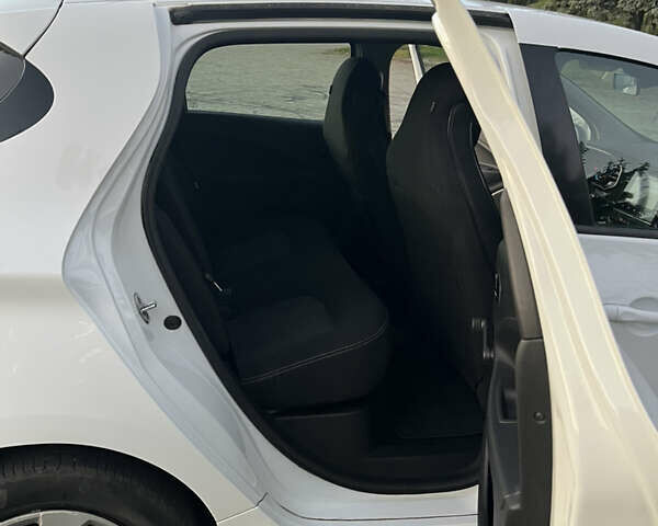 Білий Рено Зое, об'ємом двигуна 0 л та пробігом 70 тис. км за 11600 $, фото 11 на Automoto.ua