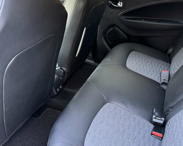 Белый Рено Зое, объемом двигателя 0 л и пробегом 33 тыс. км за 13800 $, фото 17 на Automoto.ua