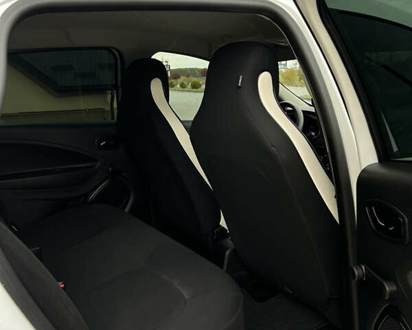 Білий Рено Зое, об'ємом двигуна 0 л та пробігом 95 тис. км за 11999 $, фото 43 на Automoto.ua