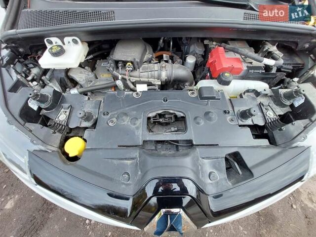 Белый Рено Зое, объемом двигателя 0 л и пробегом 73 тыс. км за 11100 $, фото 21 на Automoto.ua