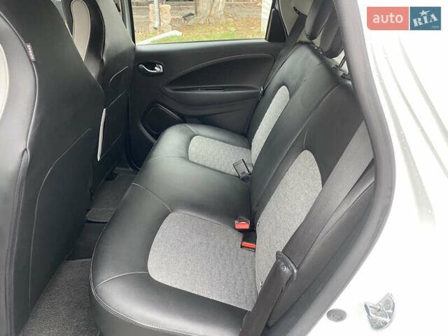 Белый Рено Зое, объемом двигателя 0 л и пробегом 57 тыс. км за 11900 $, фото 7 на Automoto.ua