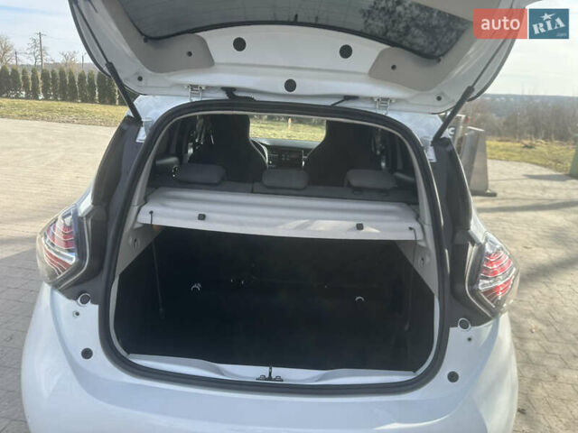 Белый Рено Зое, объемом двигателя 0 л и пробегом 25 тыс. км за 12300 $, фото 42 на Automoto.ua