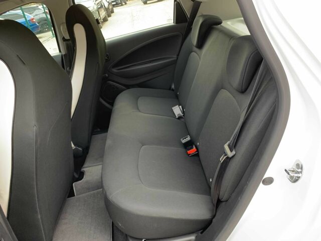 Белый Рено Зое, объемом двигателя 0 л и пробегом 90 тыс. км за 12999 $, фото 12 на Automoto.ua