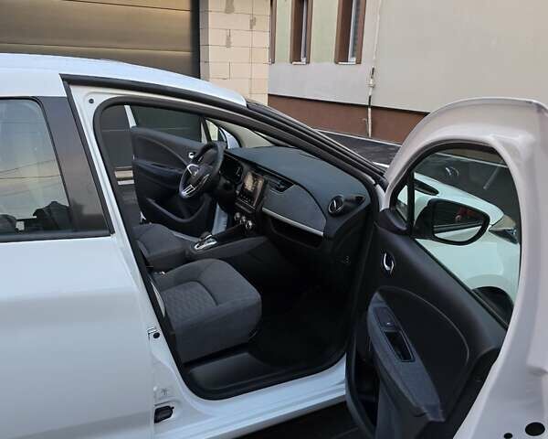 Белый Рено Зое, объемом двигателя 0 л и пробегом 16 тыс. км за 12999 $, фото 42 на Automoto.ua