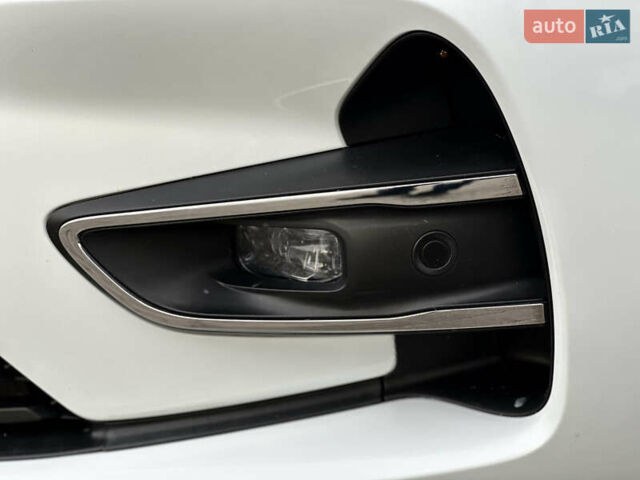 Белый Рено Зое, объемом двигателя 0 л и пробегом 106 тыс. км за 11400 $, фото 16 на Automoto.ua