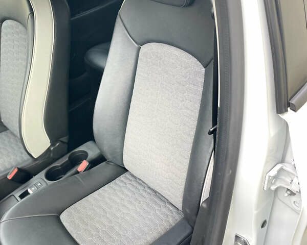 Белый Рено Зое, объемом двигателя 0 л и пробегом 126 тыс. км за 11950 $, фото 14 на Automoto.ua