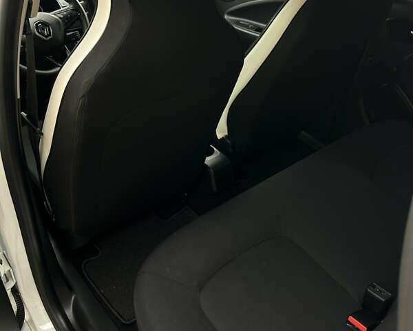 Білий Рено Зое, об'ємом двигуна 0 л та пробігом 95 тис. км за 11999 $, фото 40 на Automoto.ua