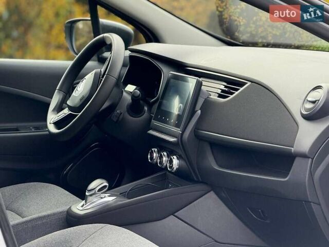 Белый Рено Зое, объемом двигателя 0 л и пробегом 100 тыс. км за 11890 $, фото 5 на Automoto.ua