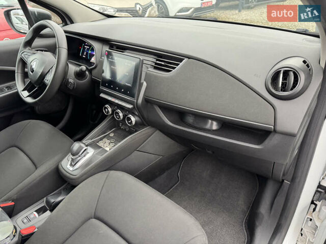 Белый Рено Зое, объемом двигателя 0 л и пробегом 74 тыс. км за 12300 $, фото 26 на Automoto.ua