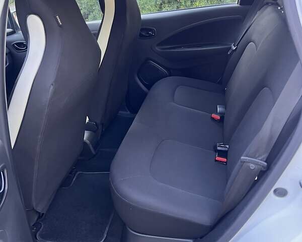 Белый Рено Зое, объемом двигателя 0 л и пробегом 70 тыс. км за 11999 $, фото 9 на Automoto.ua