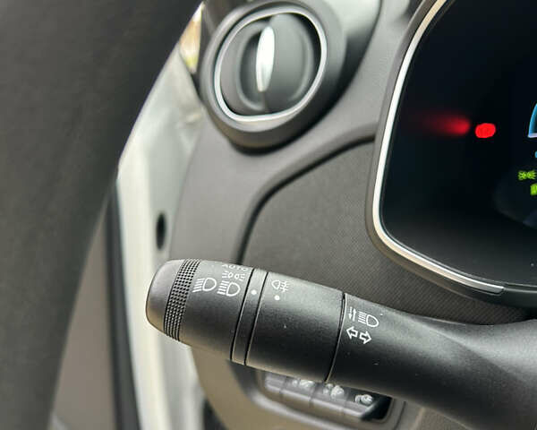 Белый Рено Зое, объемом двигателя 0 л и пробегом 95 тыс. км за 11650 $, фото 66 на Automoto.ua