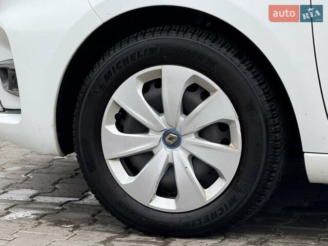 Белый Рено Зое, объемом двигателя 0 л и пробегом 49 тыс. км за 12900 $, фото 12 на Automoto.ua