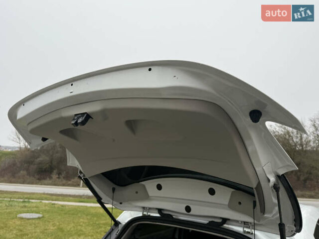 Белый Рено Зое, объемом двигателя 0 л и пробегом 49 тыс. км за 12900 $, фото 18 на Automoto.ua