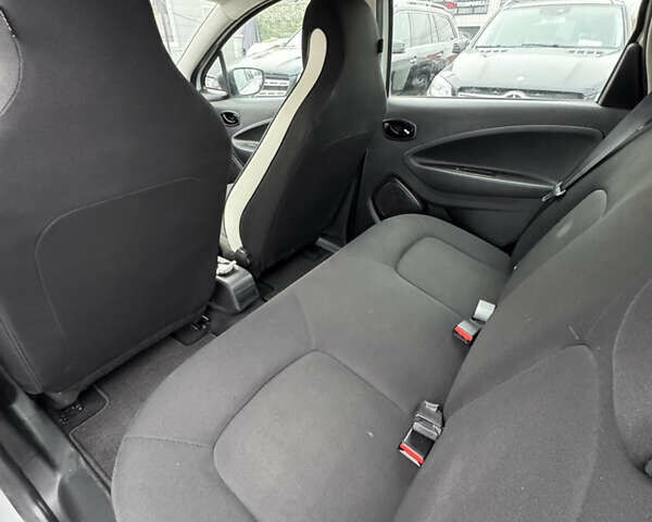 Белый Рено Зое, объемом двигателя 0 л и пробегом 74 тыс. км за 12300 $, фото 22 на Automoto.ua