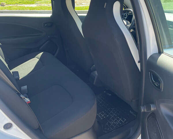 Белый Рено Зое, объемом двигателя 0 л и пробегом 12 тыс. км за 11800 $, фото 12 на Automoto.ua