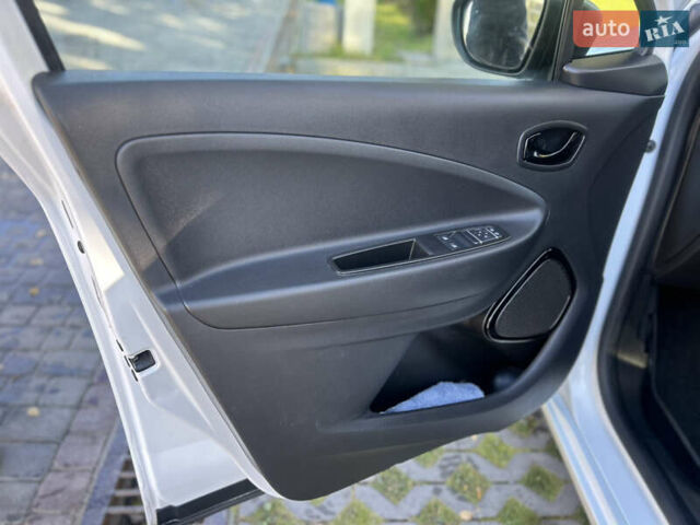 Белый Рено Зое, объемом двигателя 0 л и пробегом 86 тыс. км за 11800 $, фото 6 на Automoto.ua