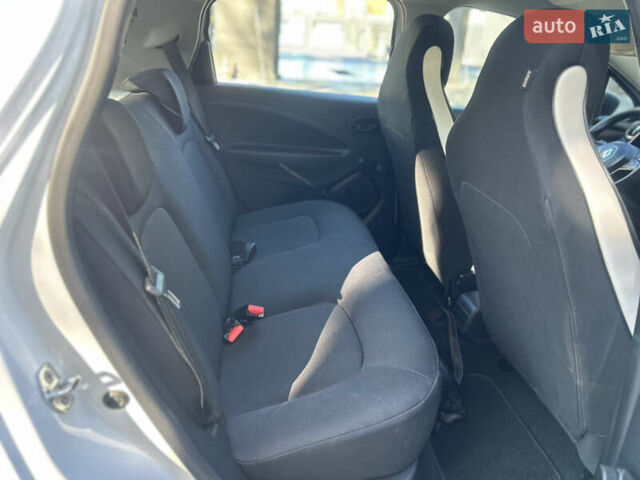 Белый Рено Зое, объемом двигателя 0 л и пробегом 86 тыс. км за 11800 $, фото 10 на Automoto.ua