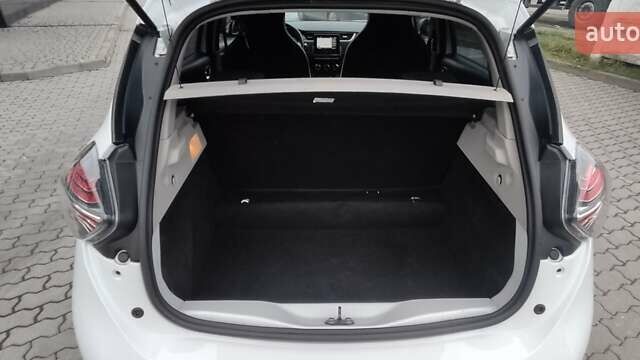 Белый Рено Зое, объемом двигателя 0 л и пробегом 76 тыс. км за 11000 $, фото 15 на Automoto.ua