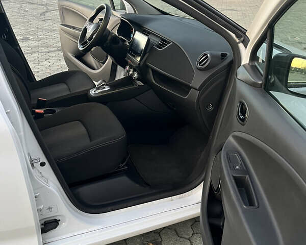 Белый Рено Зое, объемом двигателя 0 л и пробегом 68 тыс. км за 11800 $, фото 11 на Automoto.ua